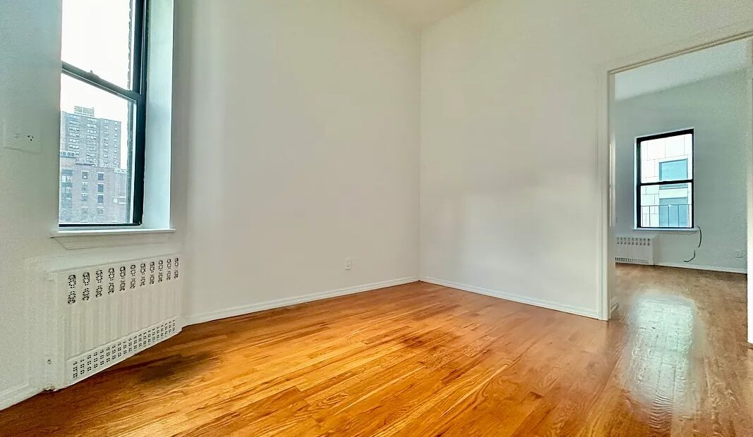 X LARGE__ 2 BED__5 MINUTES MANHATTAN__LARGE LIVING ROOM_PRIME LOCATION