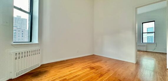 X LARGE__ 2 BED__5 MINUTES MANHATTAN__LARGE LIVING ROOM_PRIME LOCATION