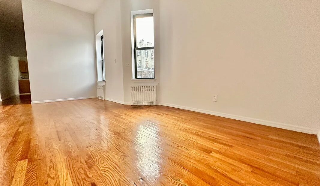 X LARGE__ 2 BED__5 MINUTES MANHATTAN__LARGE LIVING ROOM_PRIME LOCATION
