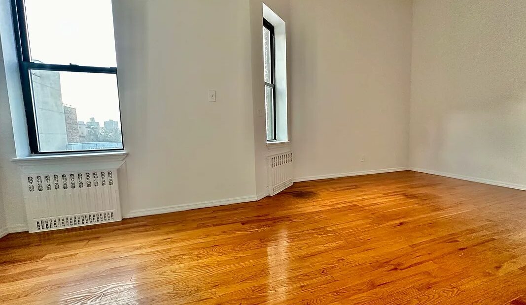 X LARGE__ 2 BED__5 MINUTES MANHATTAN__LARGE LIVING ROOM_PRIME LOCATION