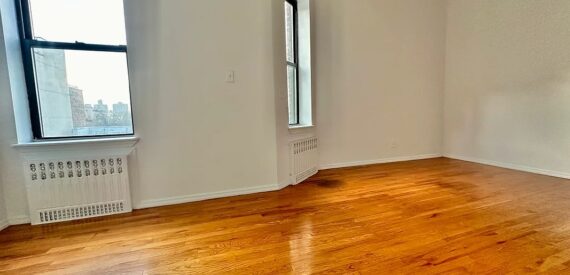 X LARGE__ 2 BED__5 MINUTES MANHATTAN__LARGE LIVING ROOM_PRIME LOCATION