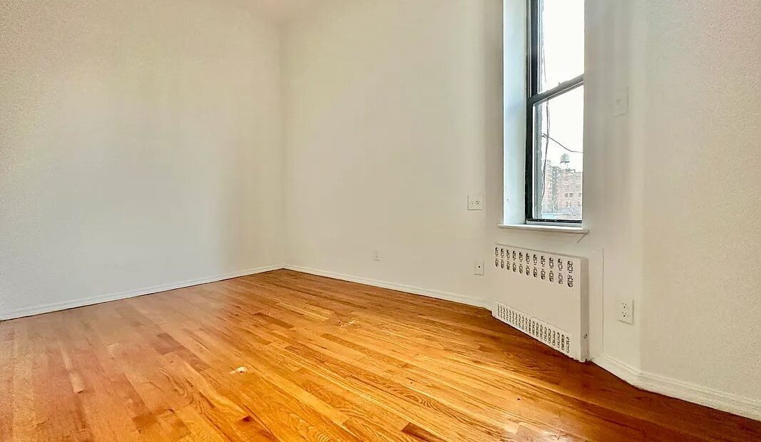 X LARGE__ 2 BED__5 MINUTES MANHATTAN__LARGE LIVING ROOM_PRIME LOCATION