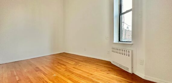 X LARGE__ 2 BED__5 MINUTES MANHATTAN__LARGE LIVING ROOM_PRIME LOCATION