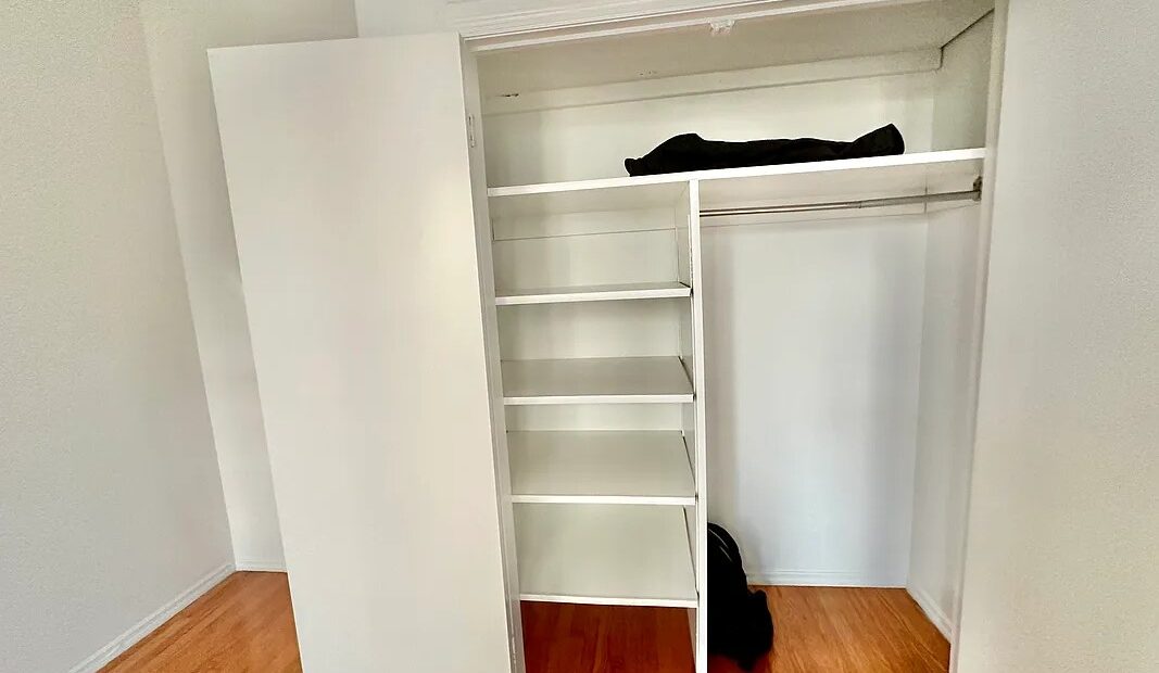 X LARGE__ 2 BED__5 MINUTES MANHATTAN__LARGE LIVING ROOM_PRIME LOCATION
