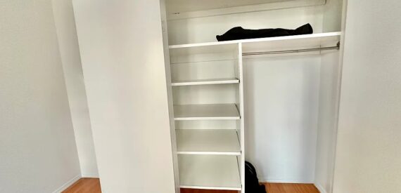 X LARGE__ 2 BED__5 MINUTES MANHATTAN__LARGE LIVING ROOM_PRIME LOCATION