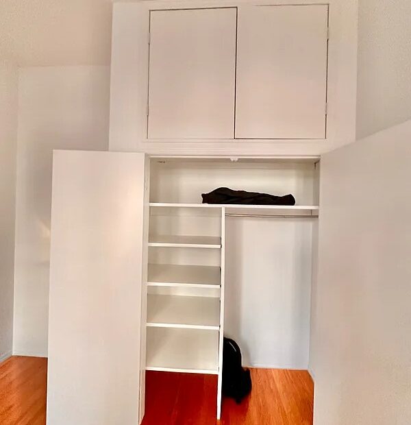 X LARGE__ 2 BED__5 MINUTES MANHATTAN__LARGE LIVING ROOM_PRIME LOCATION