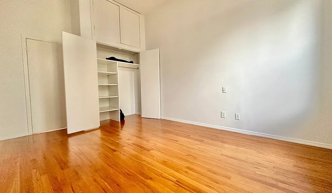 X LARGE__ 2 BED__5 MINUTES MANHATTAN__LARGE LIVING ROOM_PRIME LOCATION