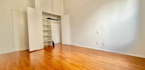 X LARGE__ 2 BED__5 MINUTES MANHATTAN__LARGE LIVING ROOM_PRIME LOCATION