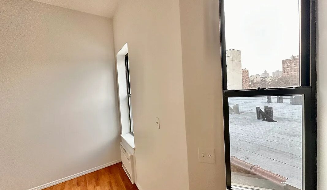 X LARGE__ 2 BED__5 MINUTES MANHATTAN__LARGE LIVING ROOM_PRIME LOCATION