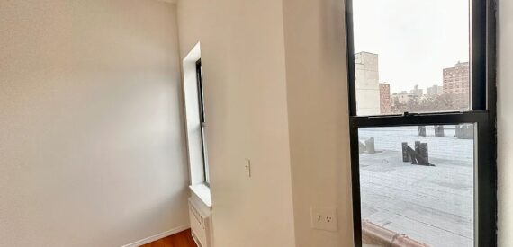X LARGE__ 2 BED__5 MINUTES MANHATTAN__LARGE LIVING ROOM_PRIME LOCATION