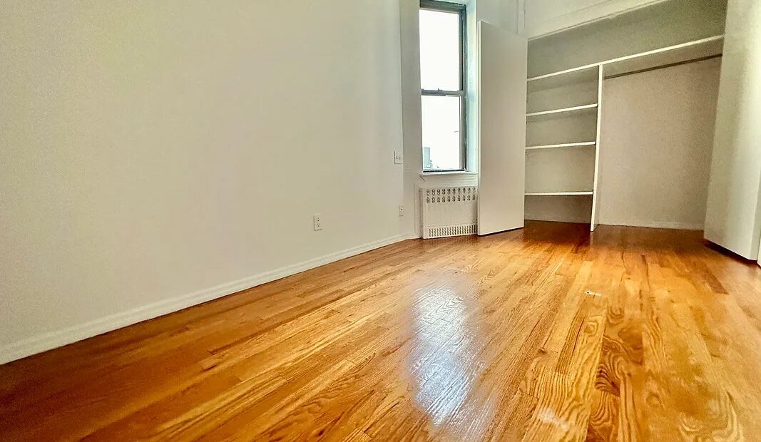 X LARGE__ 2 BED__5 MINUTES MANHATTAN__LARGE LIVING ROOM_PRIME LOCATION