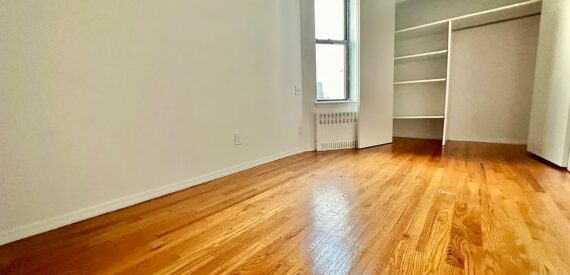 X LARGE__ 2 BED__5 MINUTES MANHATTAN__LARGE LIVING ROOM_PRIME LOCATION