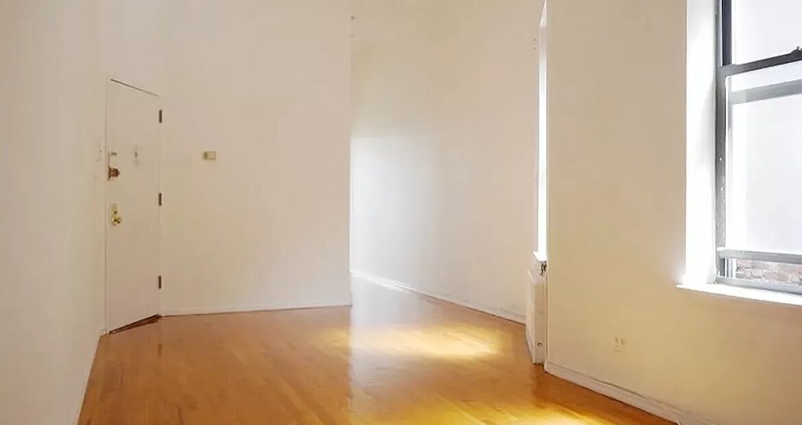 X LARGE__ 2 BED__5 MINUTES MANHATTAN__LARGE LIVING ROOM_PRIME LOCATION