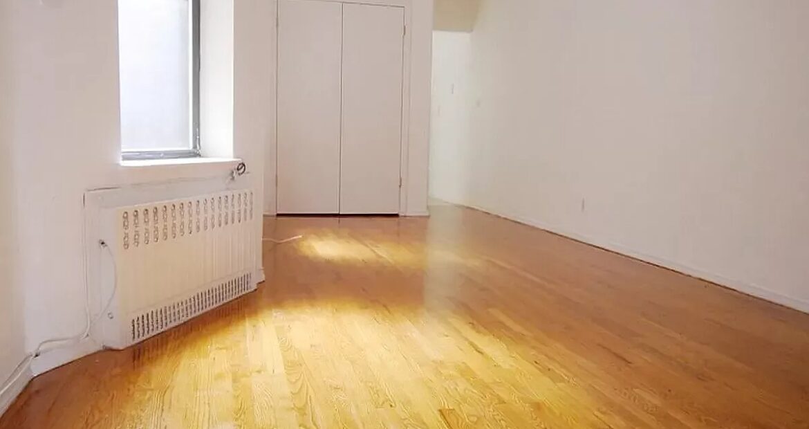 X LARGE__ 2 BED__5 MINUTES MANHATTAN__LARGE LIVING ROOM_PRIME LOCATION