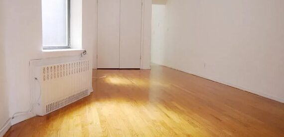 X LARGE__ 2 BED__5 MINUTES MANHATTAN__LARGE LIVING ROOM_PRIME LOCATION