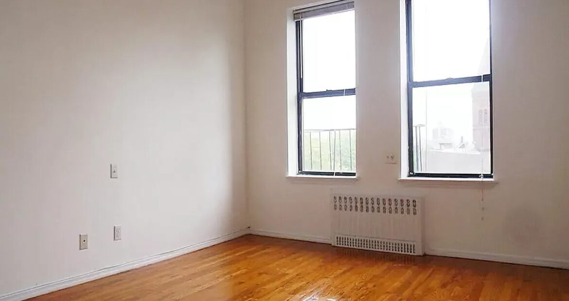 X LARGE__ 2 BED__5 MINUTES MANHATTAN__LARGE LIVING ROOM_PRIME LOCATION
