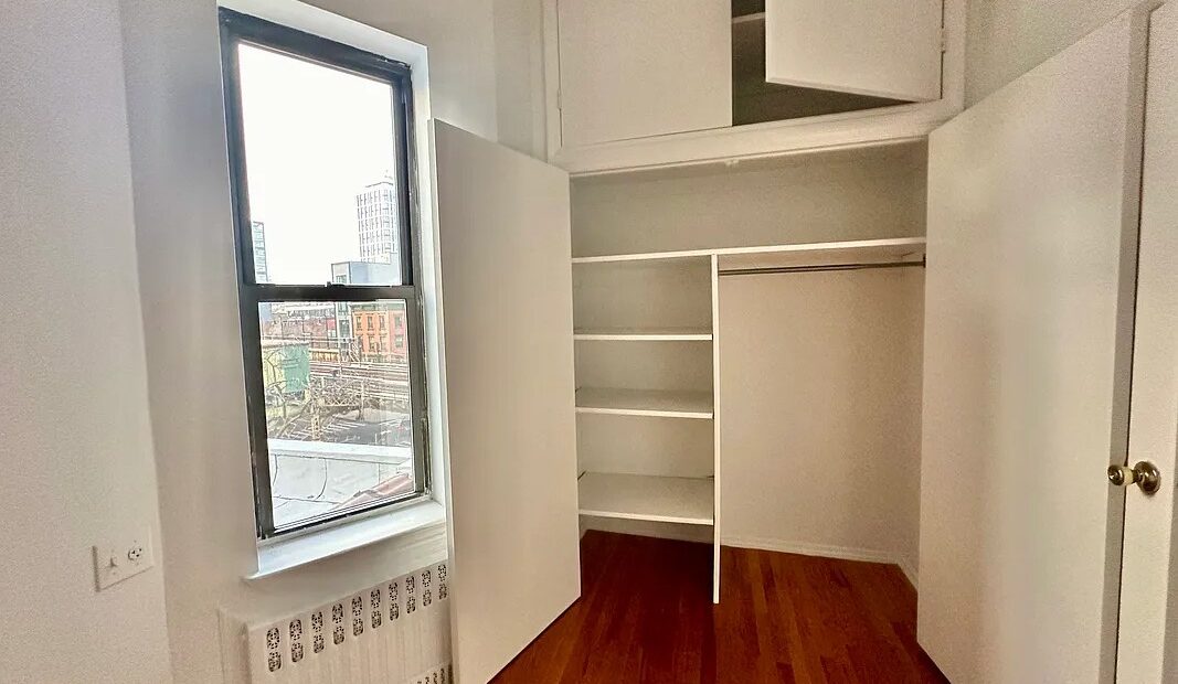 X LARGE__ 2 BED__5 MINUTES MANHATTAN__LARGE LIVING ROOM_PRIME LOCATION