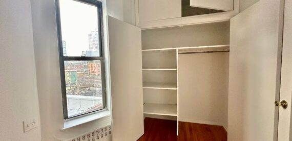 X LARGE__ 2 BED__5 MINUTES MANHATTAN__LARGE LIVING ROOM_PRIME LOCATION