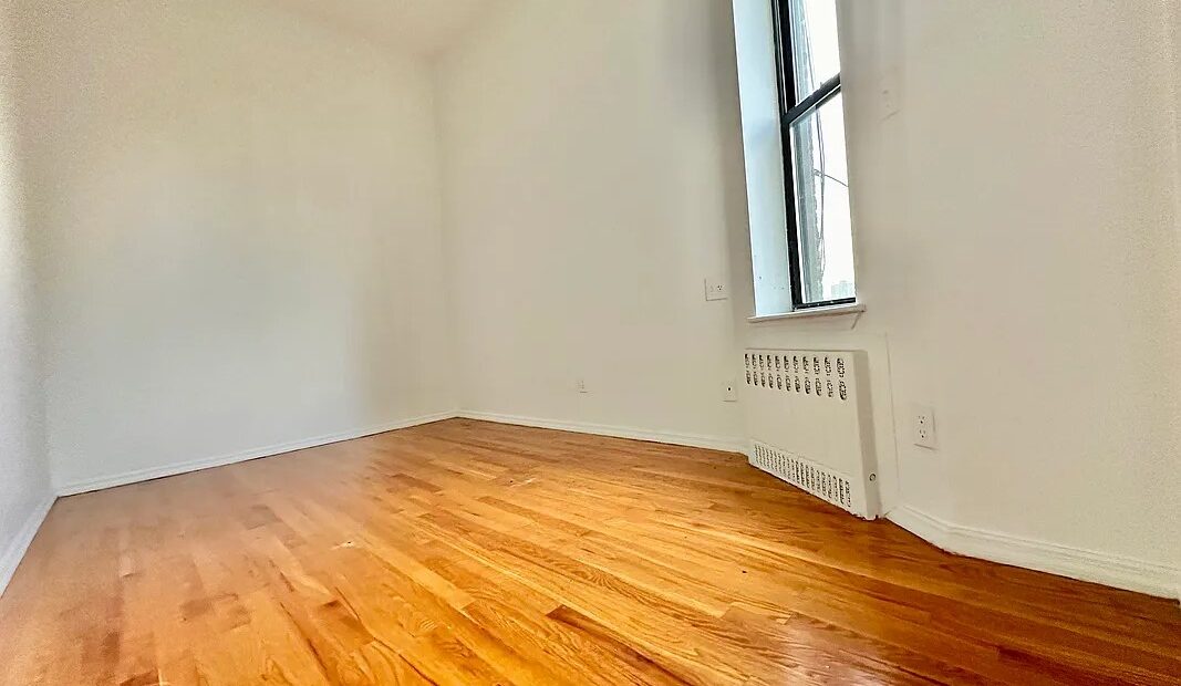 X LARGE__ 2 BED__5 MINUTES MANHATTAN__LARGE LIVING ROOM_PRIME LOCATION