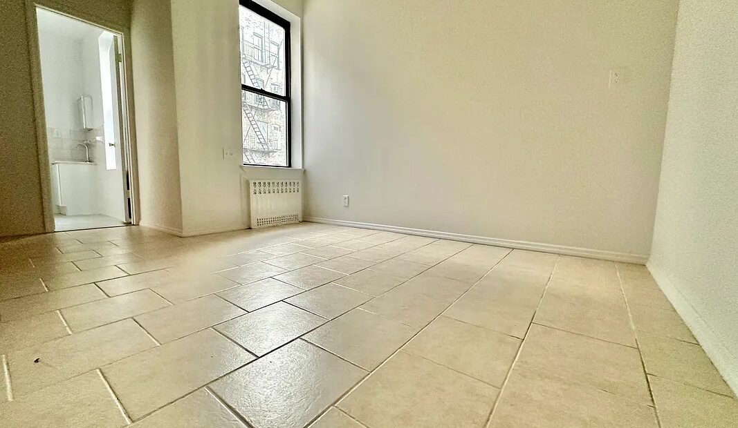 X LARGE__ 2 BED__5 MINUTES MANHATTAN__LARGE LIVING ROOM_PRIME LOCATION