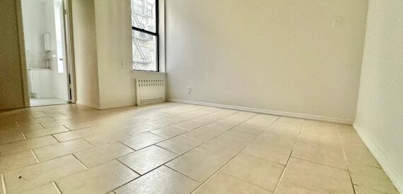 X LARGE__ 2 BED__5 MINUTES MANHATTAN__LARGE LIVING ROOM_PRIME LOCATION