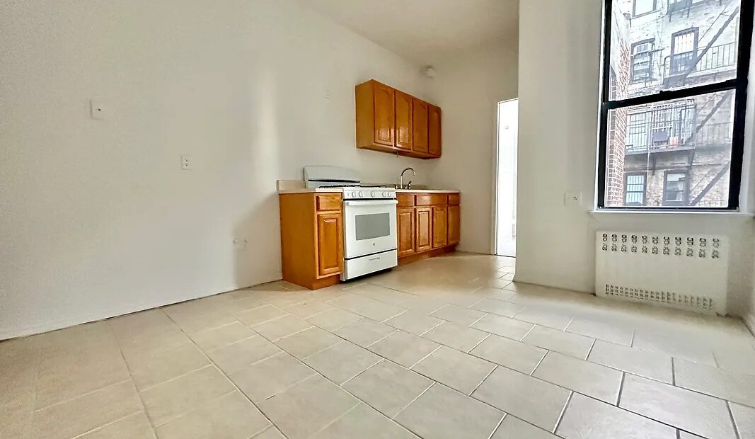 X LARGE__ 2 BED__5 MINUTES MANHATTAN__LARGE LIVING ROOM_PRIME LOCATION