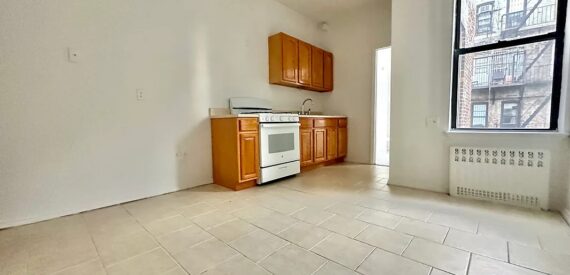 X LARGE__ 2 BED__5 MINUTES MANHATTAN__LARGE LIVING ROOM_PRIME LOCATION