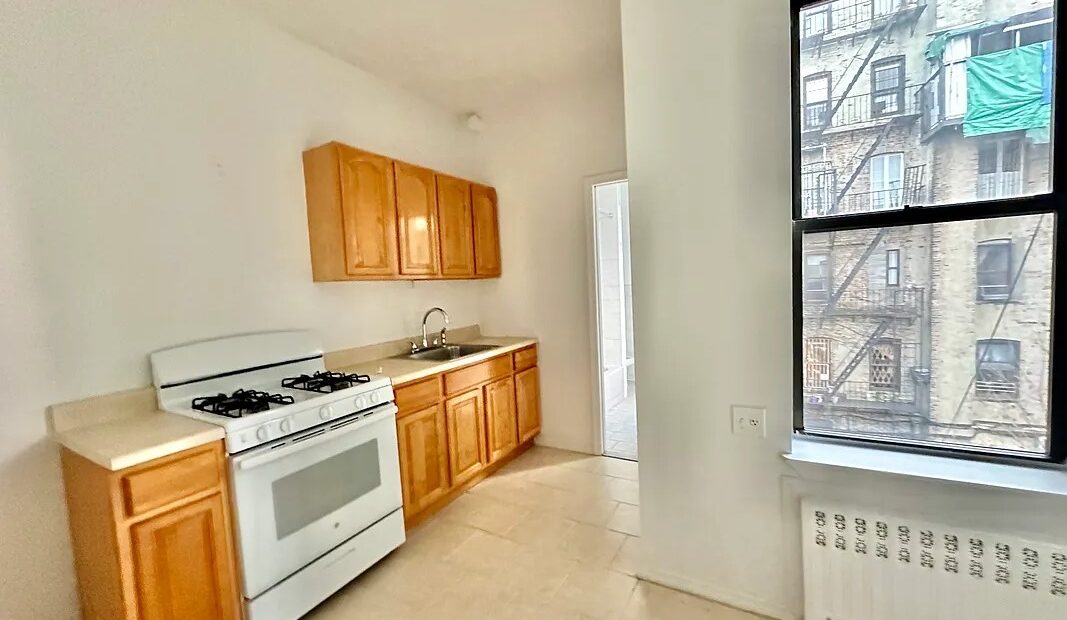X LARGE__ 2 BED__5 MINUTES MANHATTAN__LARGE LIVING ROOM_PRIME LOCATION