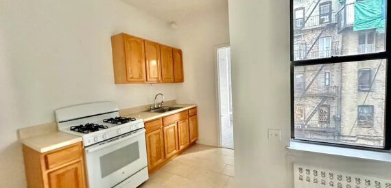 X LARGE__ 2 BED__5 MINUTES MANHATTAN__LARGE LIVING ROOM_PRIME LOCATION