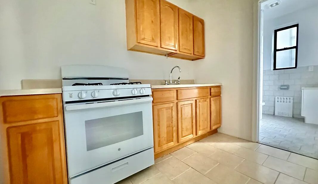 X LARGE__ 2 BED__5 MINUTES MANHATTAN__LARGE LIVING ROOM_PRIME LOCATION