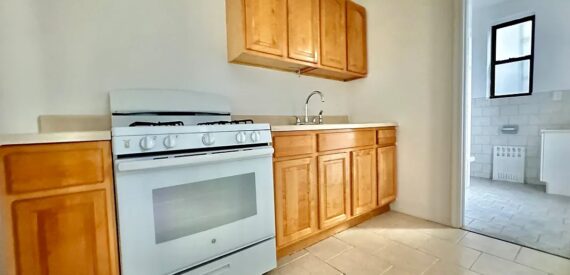 X LARGE__ 2 BED__5 MINUTES MANHATTAN__LARGE LIVING ROOM_PRIME LOCATION