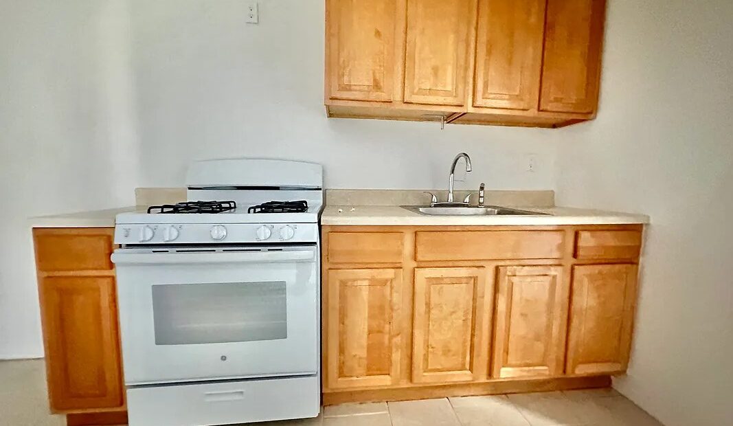 X LARGE__ 2 BED__5 MINUTES MANHATTAN__LARGE LIVING ROOM_PRIME LOCATION