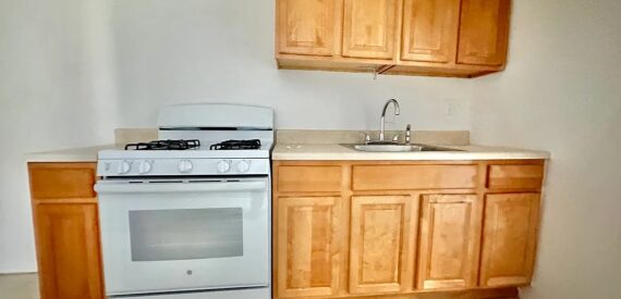 X LARGE__ 2 BED__5 MINUTES MANHATTAN__LARGE LIVING ROOM_PRIME LOCATION