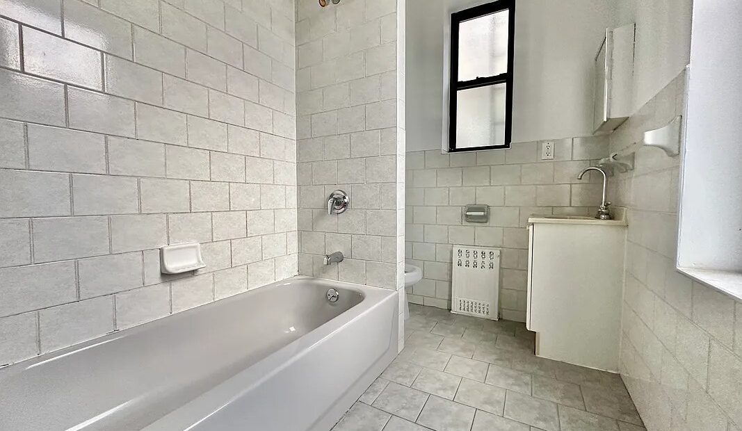 X LARGE__ 2 BED__5 MINUTES MANHATTAN__LARGE LIVING ROOM_PRIME LOCATION