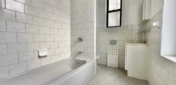 X LARGE__ 2 BED__5 MINUTES MANHATTAN__LARGE LIVING ROOM_PRIME LOCATION