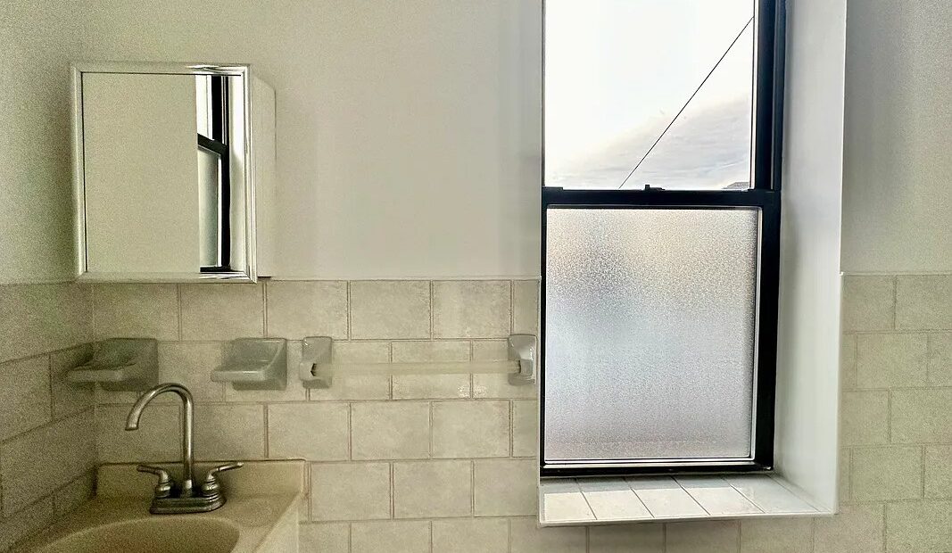 X LARGE__ 2 BED__5 MINUTES MANHATTAN__LARGE LIVING ROOM_PRIME LOCATION