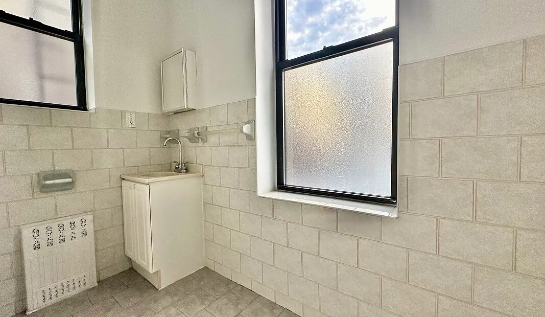X LARGE__ 2 BED__5 MINUTES MANHATTAN__LARGE LIVING ROOM_PRIME LOCATION