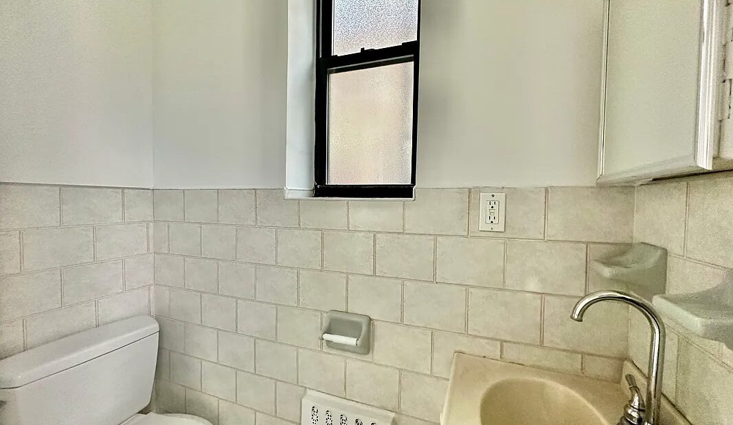 X LARGE__ 2 BED__5 MINUTES MANHATTAN__LARGE LIVING ROOM_PRIME LOCATION