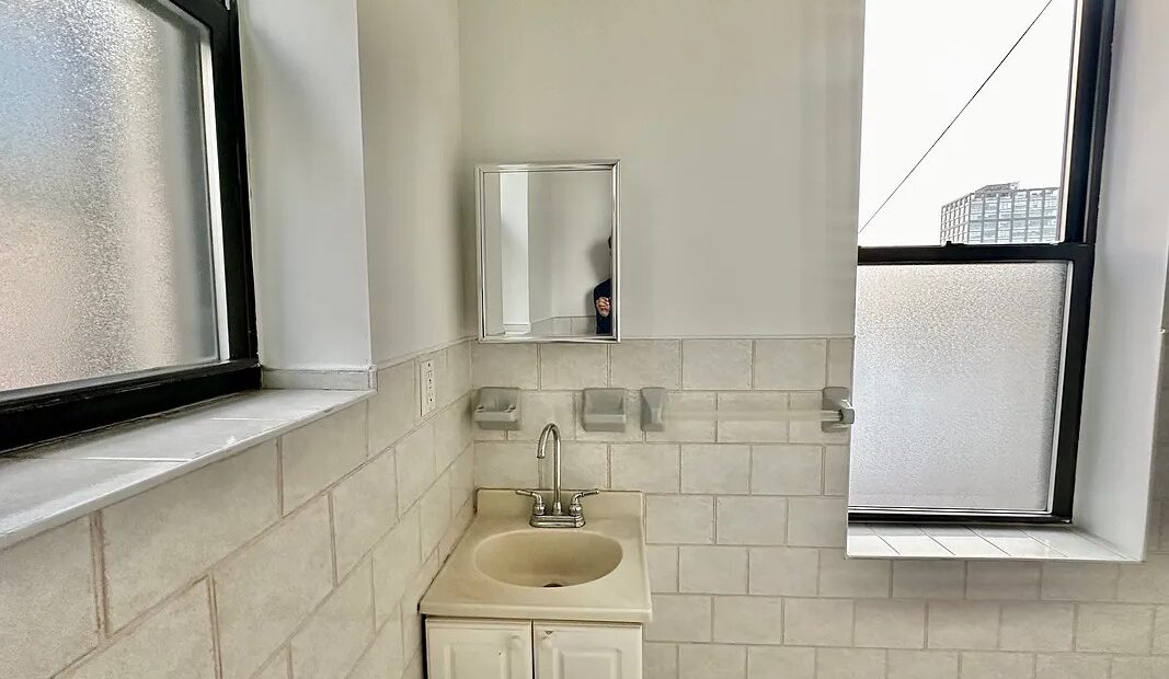 X LARGE__ 2 BED__5 MINUTES MANHATTAN__LARGE LIVING ROOM_PRIME LOCATION