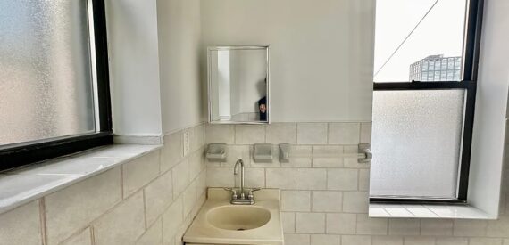 X LARGE__ 2 BED__5 MINUTES MANHATTAN__LARGE LIVING ROOM_PRIME LOCATION