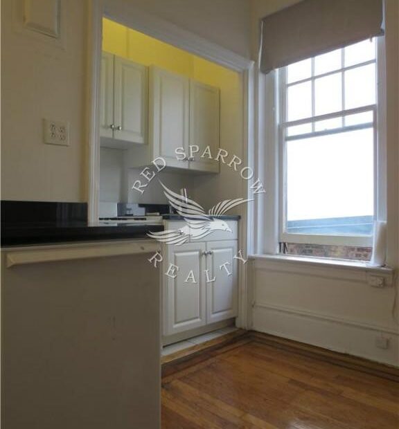 Amazing open layout on East 87th Street in Carnegie Hill
