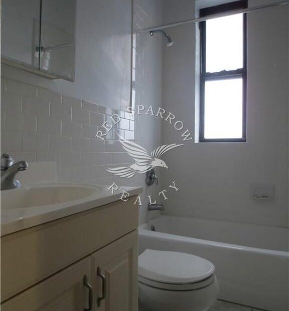 Amazing open layout on East 87th Street in Carnegie Hill