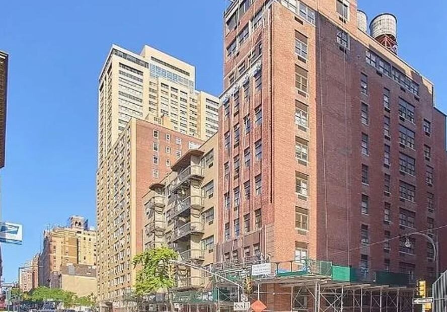 Spacious studio on East 37th Street in Murray Hill