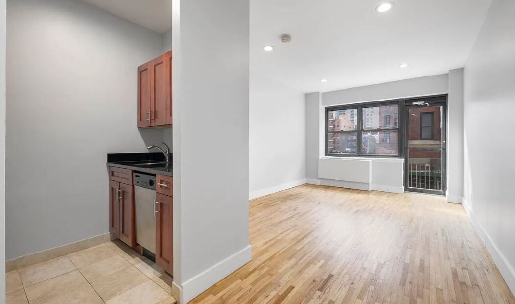 Spacious studio on East 37th Street in Murray Hill
