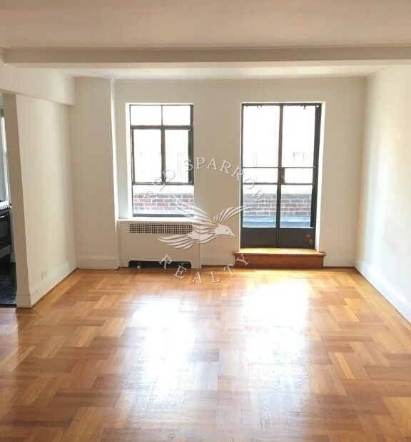 Amazing open layout on East 38th Street in Murray Hill