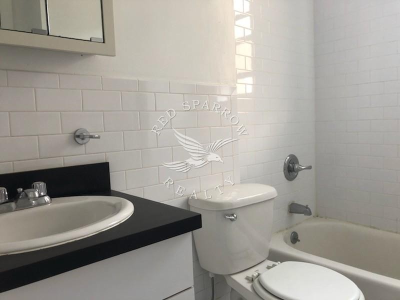 Amazing railroad 2 bed on East 89th Street in Yorkville