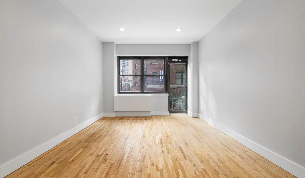Spacious studio on East 37th Street in Murray Hill