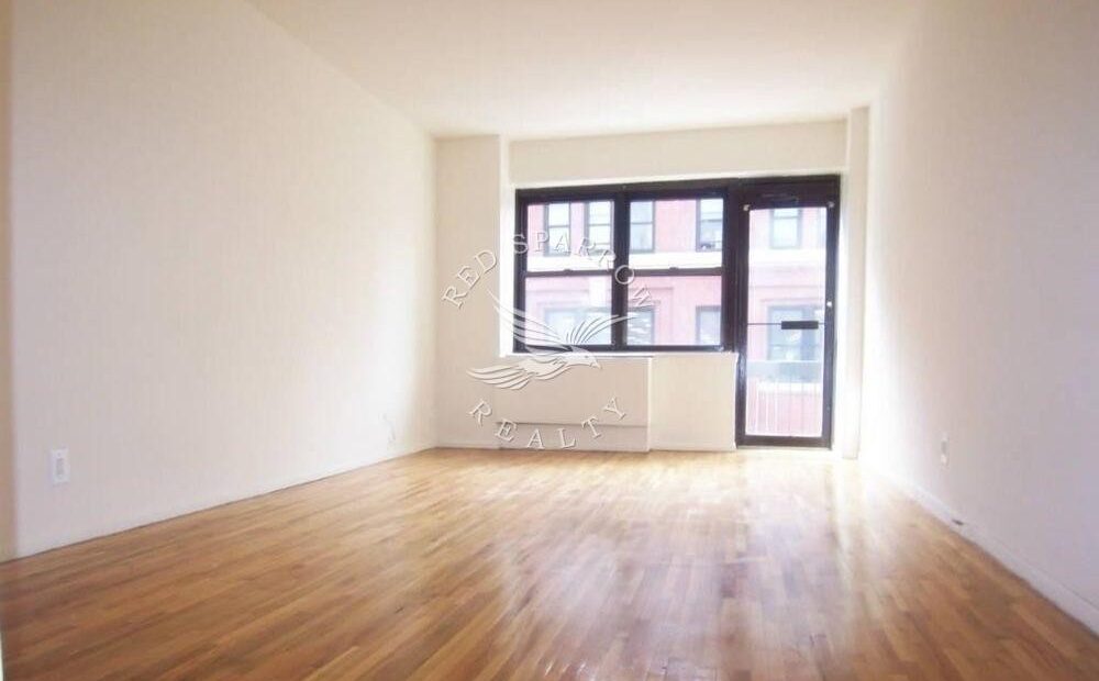 Charming open layout on East 37th Street in Murray Hill