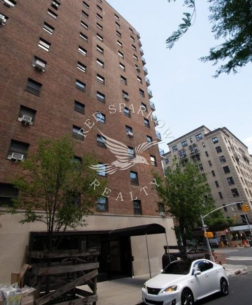 Amazing open layout on East 35th Street in Murray Hill