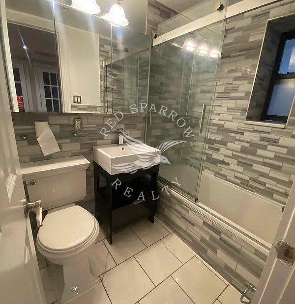 Gorgeous recently renovated 2 bedroom with a large private Garden in Kips Bay